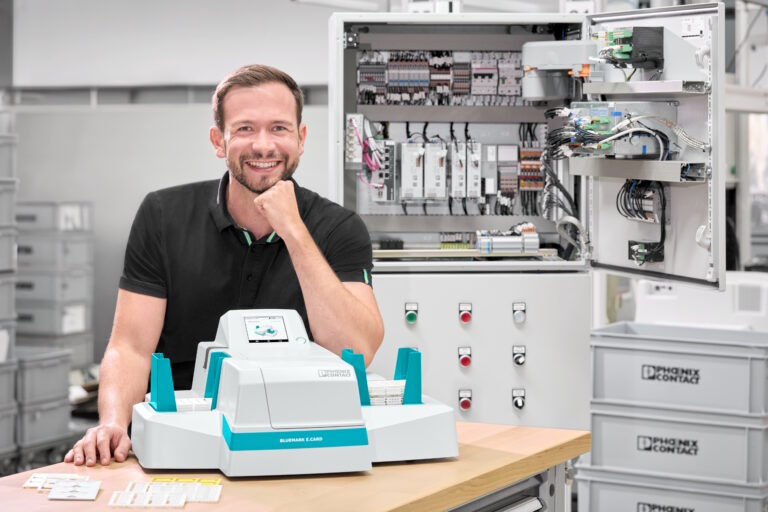 Rotulación eficiente con una innovadora impresora de inyección de tinta UV Rotulación eficiente con una innovadora impresora de inyección de tinta UV