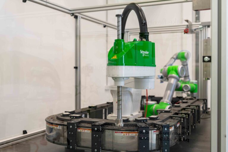 Schneider Electric pone en marcha en Meliana un laboratorio de robótica para impulsar la innovación industrial