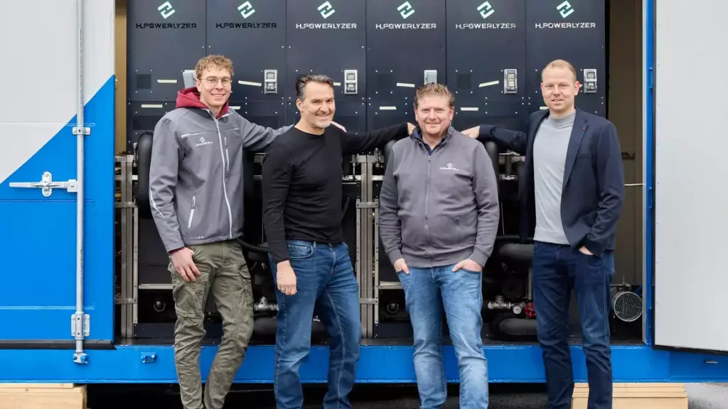 Trabajando juntos hacia la transición energética: Jens Fröhlich, Manfred Limbrunner y Sebastian Niehoff de H2 Powercell, junto a Robin Bertling de Beckhoff (de izquierda a derecha).